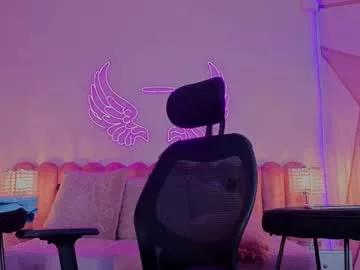 Try our girls live displays and explore the company of endless strippers, with beautiful physiques, vibrating toys and more.