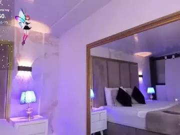 Try our girls live displays and explore the company of endless strippers, with beautiful physiques, vibrating toys and more.