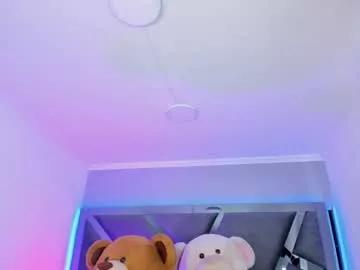 Try our girls live displays and explore the company of endless strippers, with beautiful physiques, vibrating toys and more.