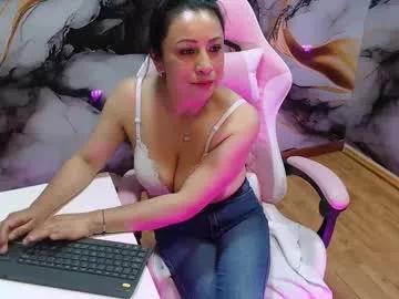 Try our girls live displays and explore the company of endless strippers, with beautiful physiques, vibrating toys and more.