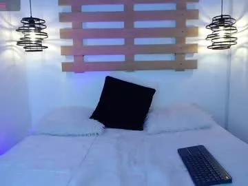 Try our girls live displays and explore the company of endless strippers, with beautiful physiques, vibrating toys and more.