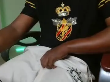 brown_king_00 — full nude in public [555 tokens remaining]