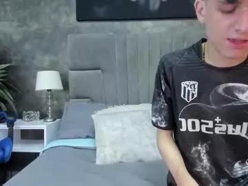 Try our girls live displays and explore the company of endless strippers, with beautiful physiques, vibrating toys and more.