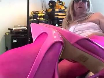 Try our girls live displays and explore the company of endless strippers, with beautiful physiques, vibrating toys and more.