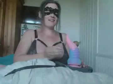 Avatar of curvymaskedbabe