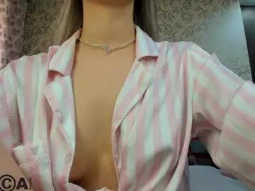 Try our girls live displays and explore the company of endless strippers, with beautiful physiques, vibrating toys and more.