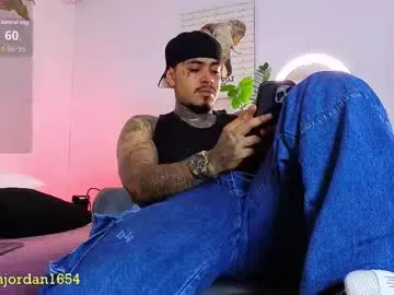 jordansmiith_ — GOAL: Great cum show [2000 tokens remaining] Tattooed macho looking for a hungry mouth or hole to give a BIG SHOT OF CUMSniff my feet while I jerk #feet #bbc #straight #latino #lovense