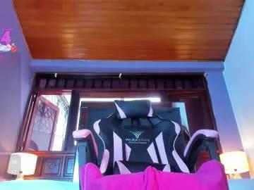 Try our girls live displays and explore the company of endless strippers, with beautiful physiques, vibrating toys and more.
