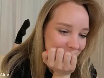 l1n4luv — Hiii, my name Lina !!!! Goal: suck fingers close to the camera  #shy #18 #blonde  #bigboobs [30 tokens remaining]