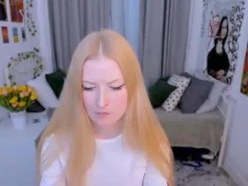 laly_peach from Chaturbate