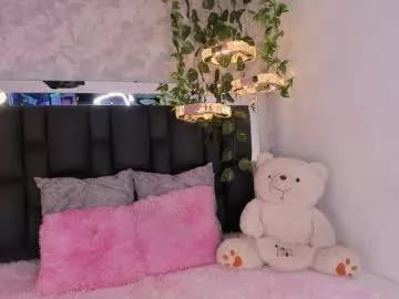 Try our girls live displays and explore the company of endless strippers, with beautiful physiques, vibrating toys and more.
