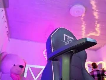 Try our girls live displays and explore the company of endless strippers, with beautiful physiques, vibrating toys and more.