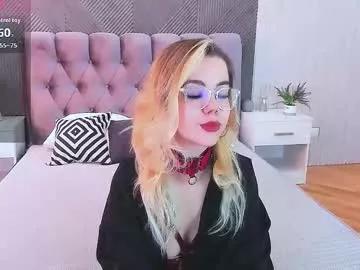 Try our girls live displays and explore the company of endless strippers, with beautiful physiques, vibrating toys and more.