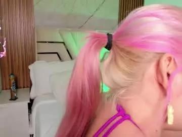 Try our girls live displays and explore the company of endless strippers, with beautiful physiques, vibrating toys and more.
