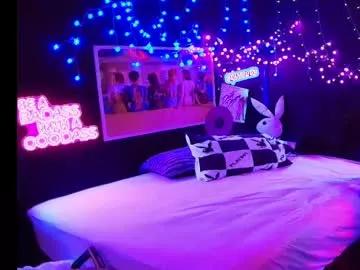 Try our girls live displays and explore the company of endless strippers, with beautiful physiques, vibrating toys and more.