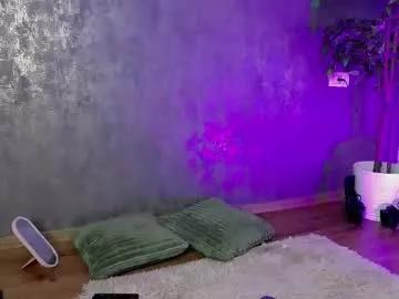 Try our girls live displays and explore the company of endless strippers, with beautiful physiques, vibrating toys and more.