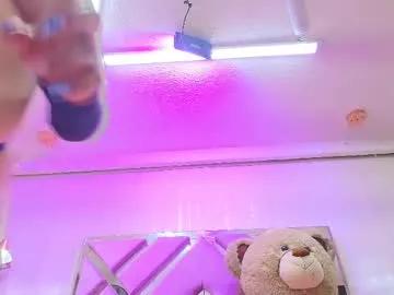 Try our girls live displays and explore the company of endless strippers, with beautiful physiques, vibrating toys and more.