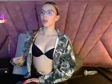 Try our girls live displays and explore the company of endless strippers, with beautiful physiques, vibrating toys and more.
