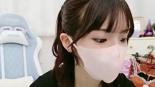 -minami- on StripChat