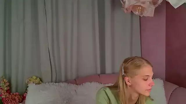 4example_Chloe from StripChat is Freechat