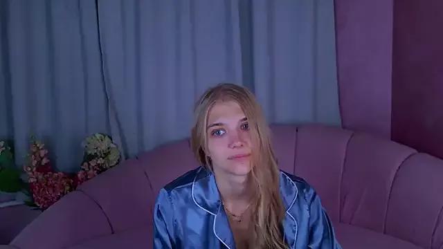 4example_Chloe from StripChat is Freechat