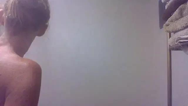 4EyedSluttyGinger from StripChat is Freechat