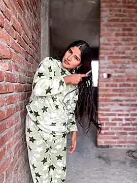 4U143 — Full nude show