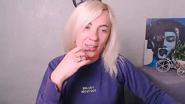 _AmandaGold_ from StripChat