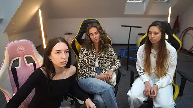 Try our girls live displays and explore the company of endless strippers, with beautiful physiques, vibrating toys and more.