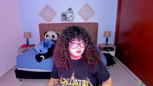 Try our girls live displays and explore the company of endless strippers, with beautiful physiques, vibrating toys and more.