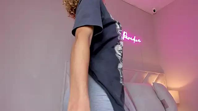 Try our girls live displays and explore the company of endless strippers, with beautiful physiques, vibrating toys and more.