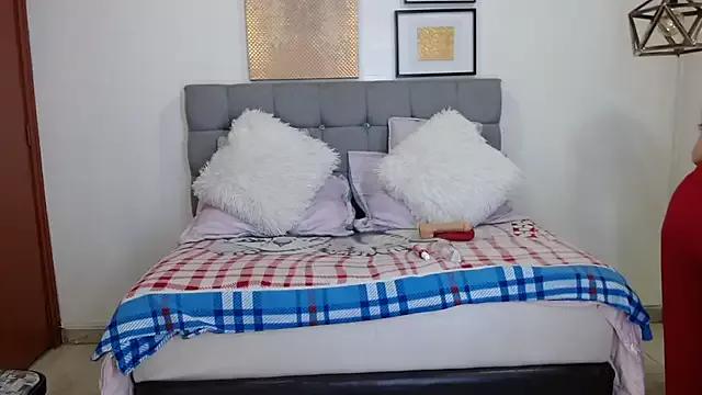 Try our girls live displays and explore the company of endless strippers, with beautiful physiques, vibrating toys and more.