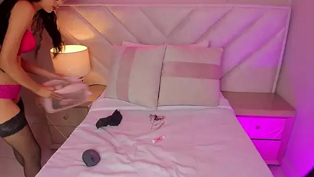Try our girls live displays and explore the company of endless strippers, with beautiful physiques, vibrating toys and more.