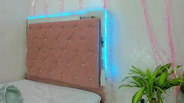 Try our girls live displays and explore the company of endless strippers, with beautiful physiques, vibrating toys and more.