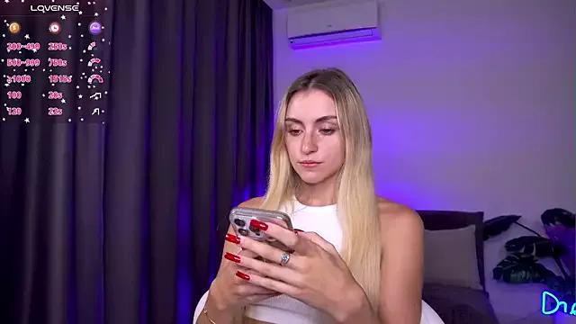 Try our girls live displays and explore the company of endless strippers, with beautiful physiques, vibrating toys and more.