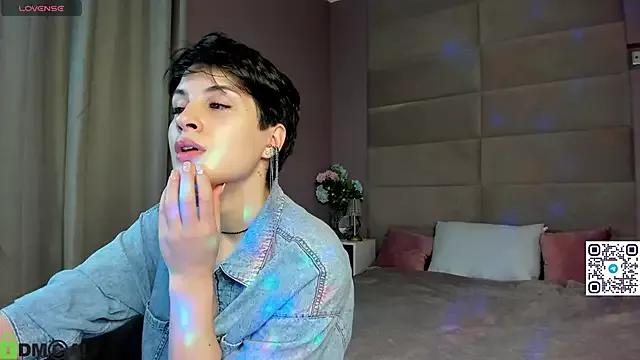 Try our girls live displays and explore the company of endless strippers, with beautiful physiques, vibrating toys and more.