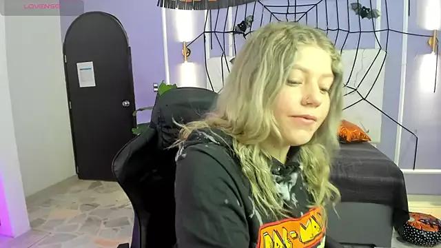 Try our girls live displays and explore the company of endless strippers, with beautiful physiques, vibrating toys and more.