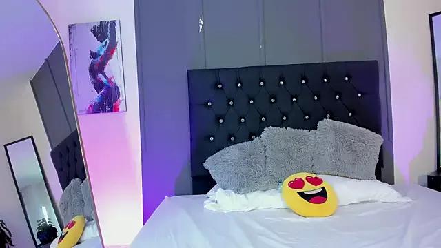 Try our girls live displays and explore the company of endless strippers, with beautiful physiques, vibrating toys and more.