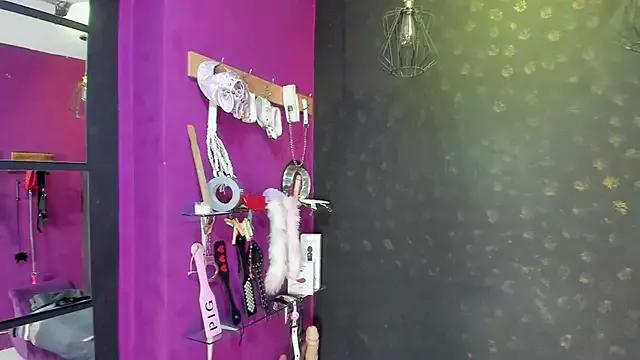Try our girls live displays and explore the company of endless strippers, with beautiful physiques, vibrating toys and more.