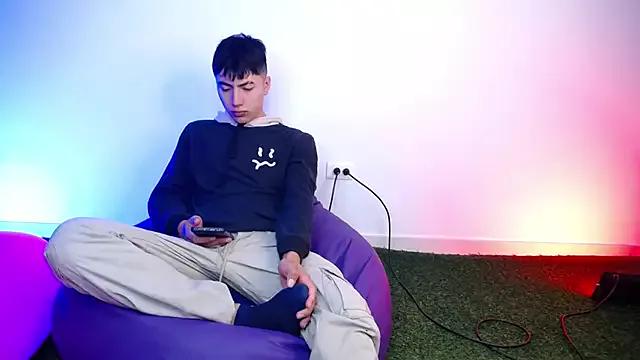 Try our girls live displays and explore the company of endless strippers, with beautiful physiques, vibrating toys and more.