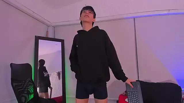 Try our girls live displays and explore the company of endless strippers, with beautiful physiques, vibrating toys and more.