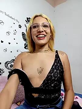 Try our girls live displays and explore the company of endless strippers, with beautiful physiques, vibrating toys and more.