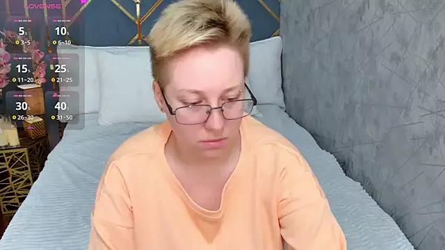 AlexandraGreen from StripChat is Freechat