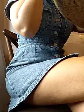 Try our girls live displays and explore the company of endless strippers, with beautiful physiques, vibrating toys and more.