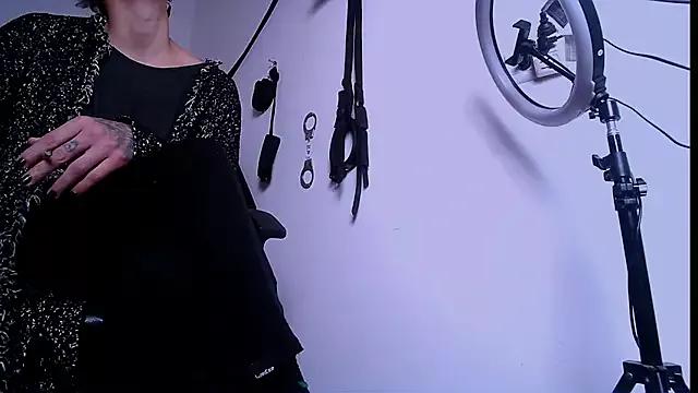 Try our girls live displays and explore the company of endless strippers, with beautiful physiques, vibrating toys and more.