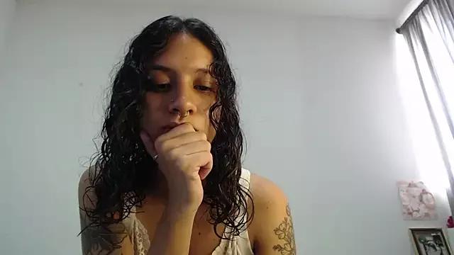 AlinaWoolf_ from StripChat is Freechat