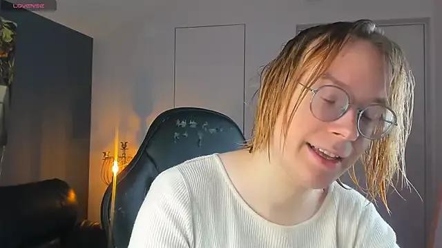 Try our girls live displays and explore the company of endless strippers, with beautiful physiques, vibrating toys and more.