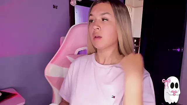 Try our girls live displays and explore the company of endless strippers, with beautiful physiques, vibrating toys and more.