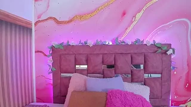 Try our girls live displays and explore the company of endless strippers, with beautiful physiques, vibrating toys and more.
