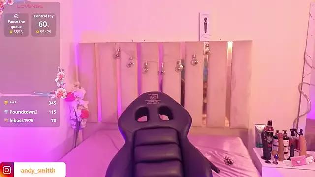 Try our girls live displays and explore the company of endless strippers, with beautiful physiques, vibrating toys and more.